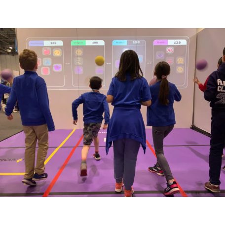 LÜ Egy projektoros interaktív tornatermi rendszer (6200 Lumen)